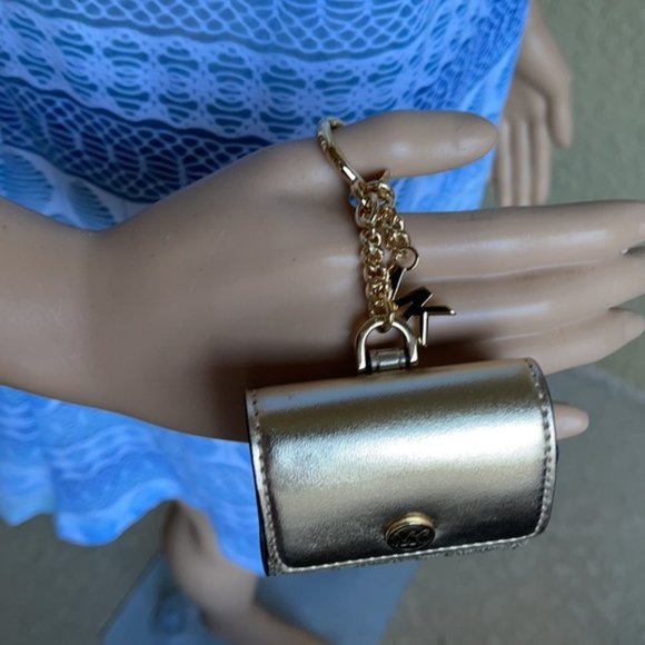 Michael Kors Jet Set Travel AirPod Case - Picture 15 of 16